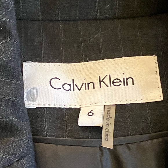 Calvin Klein Gray Pinstripe Suit Jacket. Preowned Size 6. - Picture 5 of 5